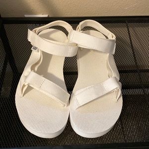 Teva Midform Universal sandal like new! Size 8. White.